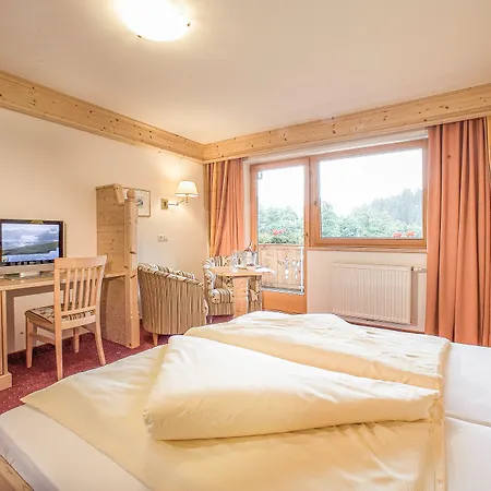 Alpenhotel Tirolerhof فندق جيرلوس